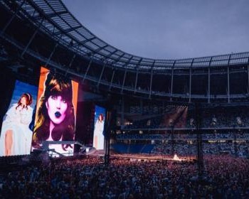 Ретро-вечеринка для звёзд: Как Валерия, Пригожин и другие артисты танцевали на концерте Zivert.