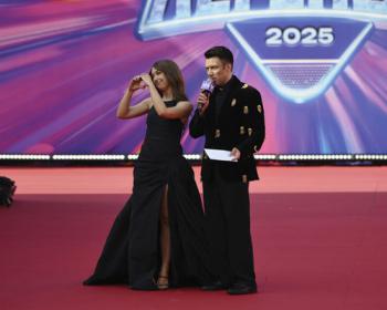 Популярная певица блистательно вернулась на сцену после рождения ребёнка.